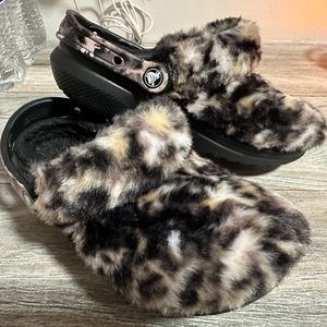 Crocs classic clog fleece lined Fur Sure Cheetah - Women’s 7 / Men’s 5